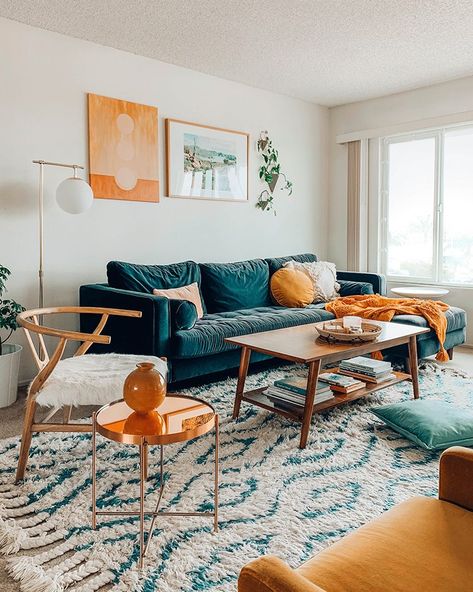 Small Space Squad Home Tour: Inside the Colorful and Cozy home of photographer Arielle Vey. @ariellevey #smallspaces #tinyhouse #livesmall #smallspacesquad #hometour #housetour #minimalist #minimalism #boho #bohemian #bohostyle #sandiego #sandiegoapartment Colourful Living Room, Living Room Decor Apartment, Living Room Inspo, A Living Room, Apartment Living Room, Minimalist Living Room, Cozy Living Rooms, Design Living, Apartment Ideas