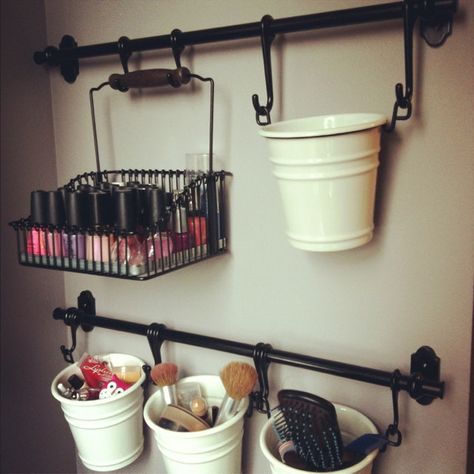 Diy Makeup Organizer, Inspiration Dressing, Makeup Storage Solutions, Rangement Makeup, Diy Makeup Storage, Makeup Organization Diy, Makeup Organization Vanity, Nail Salon Design, Bad Inspiration