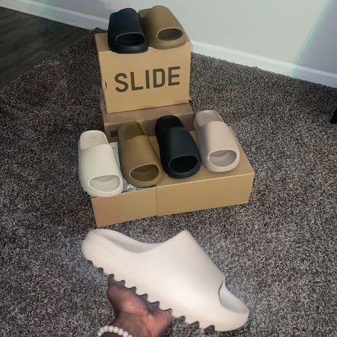 Yeezy Slippers, Yeezy Slides Outfit, Baseball Jacket Outfit, Foam Slides, Sandals Comfy, Slides Outfit, Crocs Fashion, Clear Sandals, Yeezy Slides