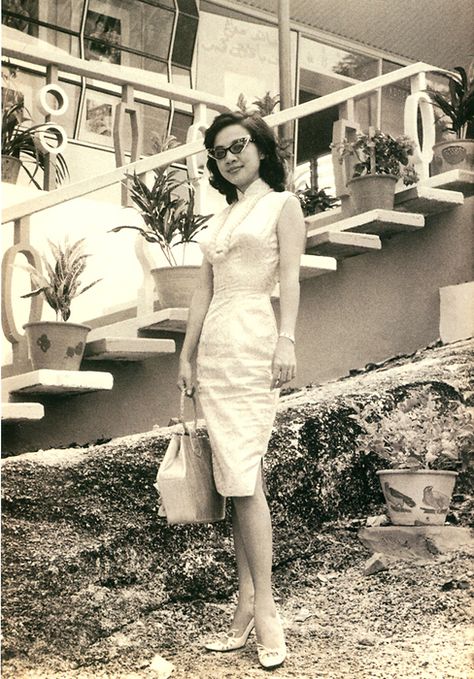 Chinese glamour. Hong Kong, 1950s. vintage cateyes 1950s Fashion Women, Vintage History, 1950’s Fashion, Vintage Fashion 1950s, Look Retro, Fashion 1950s, Cheongsam Dress, Chinese Dress, Moda Vintage