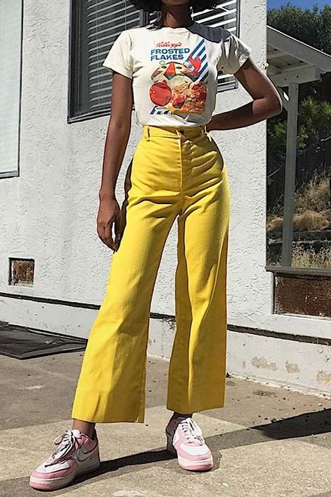 Look Retro, Yellow Pants, Grunge Look, Trivia Questions, Looks Street Style, Mode Inspo, Mode Vintage, Inspiration Mode, Looks Style