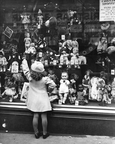 This Is What Holiday Shopping Looked Like Way Before Black Friday Vintage Christmas Photos, Store Window, Photo Vintage, Doll Shop, Kids Style, Antique Photos, White Photo, Vintage Pictures, Old Toys