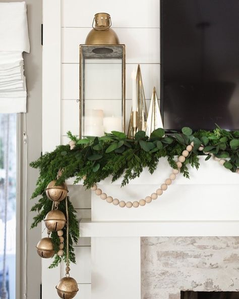 Brass And Green Christmas, Mcgee Christmas, Holiday Fireplace Decor, Holiday Fireplace, Christmas Mantle Decor, Christmas Fireplace Decor, Christmas Mantel, Country Christmas Decorations, Christmas Mantel Decorations