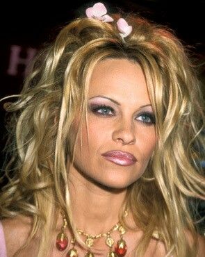 PAM ANDERSON WITH THAT 90'S LIPLINER AND A SHELL PINK LIPSTICK Dark Lip Liner, 90's Makeup, Pamela Andersen, Dark Lip, Beauty Mistakes, Light Lipstick, 90s Makeup, Fresh Prince, Vogue Uk