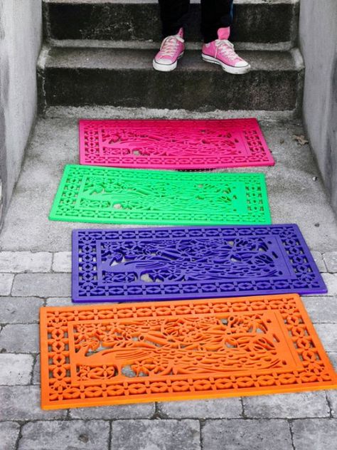 DIY Color Splash Porch Welcome Mat Hantverk Diy, Rubber Door Mat, Spray Paint Cans, Rubber Mat, Crafty Craft, Paint Cans, Diy Projects To Try, Spray Painting, Spray Paint