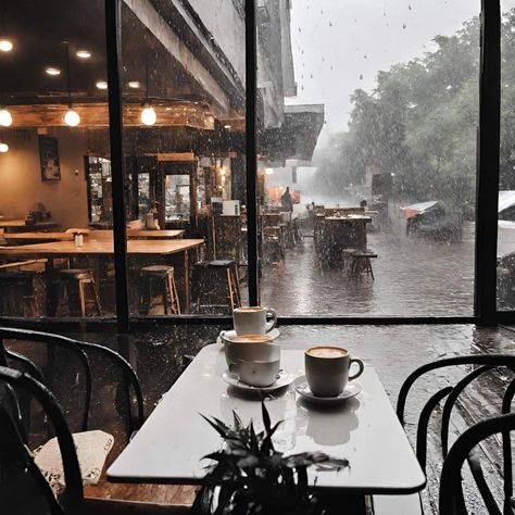 Rainy Day Aesthetic, Cozy Coffee Shop, Coffee Shop Aesthetic, Aesthetic Coffee, Tea Art, Coffee Cozy, Cozy Place, Coffee And Books, Fashion Mistakes