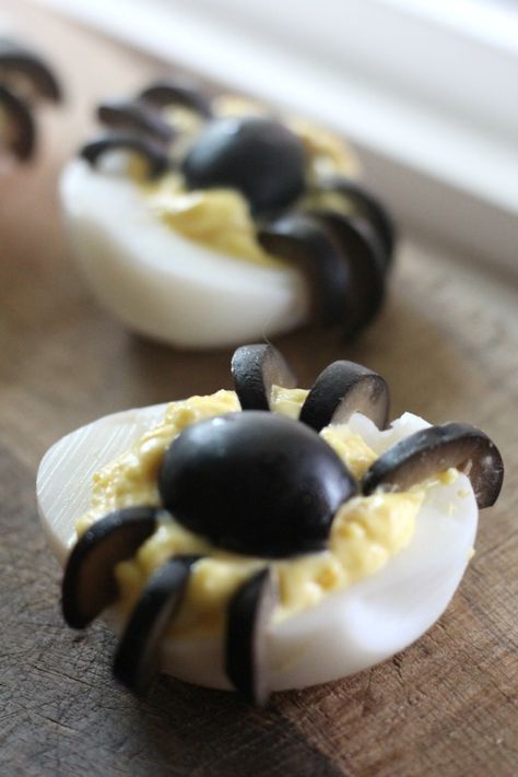 Spider Deviled Eggs, Halloween Deviled Eggs, Halloween Appetizers Easy, Halloween Party Appetizers, Halloween Food Appetizers, 22 Birthday, Halloween Party Snacks, Halloween Fest, Fun Halloween Food