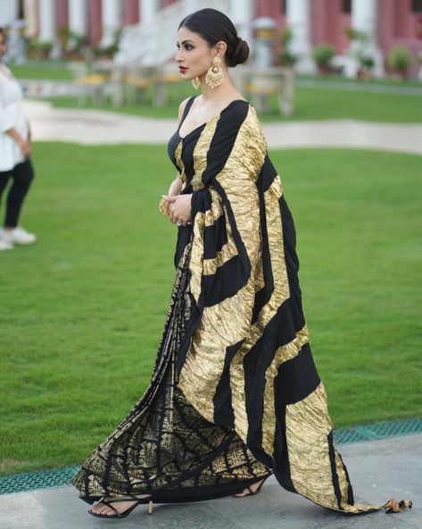 Black And Gold Saree, Mouni Roy Dresses, Masaba Gupta, Gold Saree, Golden Saree, Mouni Roy, Wedding Lehengas, Bengali Bride, Casual Indian Fashion