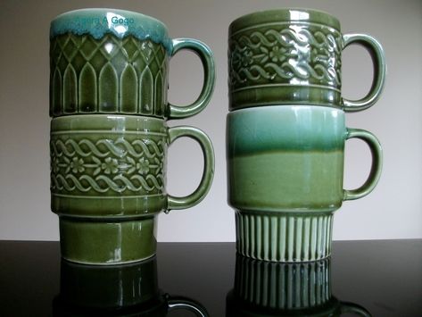 Set Four Mix n Match Stackable VINTAGE RETRO Coffee Mugs GREEN Mugs Green, Ceramic Designs, Vintage Dishware, Ceramics Inspiration, Handmade Clay Jewelry, Retro Coffee, German Pottery, Modern Pottery, Ceramic Ideas