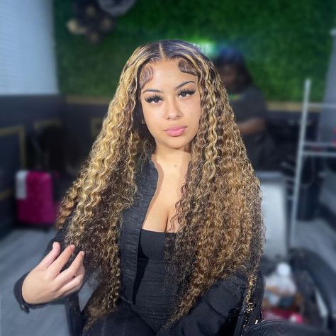 Highlighted Curly Wigs For Black Women, Blonde Curly Wig, Highlights Curly Hair, Color Rubio, Lace Fronts, Ombre Lace Front, Honey Blonde Highlights, Long Curly Wig, Lace Front Wigs Human Hair