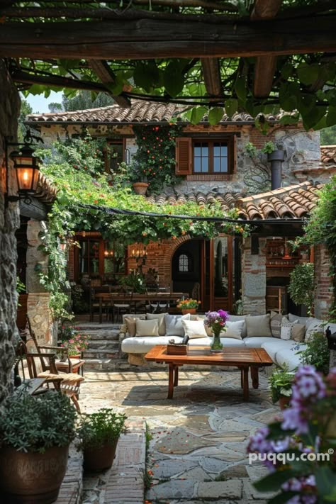 Outdoor Tuscan Patio: Bringing the Charm of Tuscany to Your Backyard - Puqqu Italian Style Backyard, Patio Ingles, Italian Garden Design, Tuscan Patio, Italian Courtyard, Cottagecore House, Rustic Backyard, Tuscan Design, Casa Country