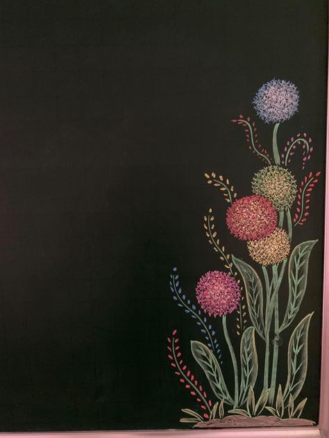 Chalkboard Drawings Doodles, Black Board Art Chalkboards, Flower Chalkboard Art Easy, Floral Chalk Art, Dry Easer Board Ideas Drawing, Black Board Design Chalkboards, August Chalkboard Art Ideas, Chalkboard Designs Easy, Easy Spring Chalkboard Art