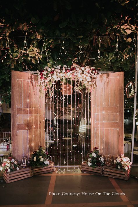 Photobooth Ideas For Engagement, Wedding Photobooth Decoration, Engagement Party Ideas Indoor, Engagement Decorations Indian Outdoor, Photobooth For Wedding, Selfie Zone Decoration Wedding, Indoor Sangeet Decor, Photo Op Backdrop, Sangeet Photobooth