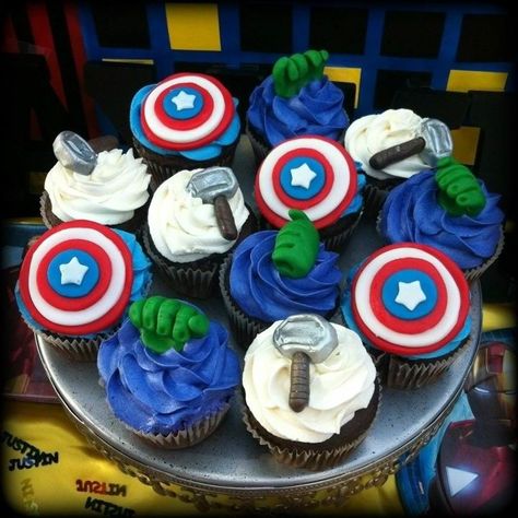 Los Vengadores Cupcakes! Marvel Cupcakes, Avengers Cupcakes, Avenger Party, Avenger Cupcakes, Deco Cupcake, Marvel Birthday Party, Marvel Party, Marvel Cake, Avenger Birthday Party