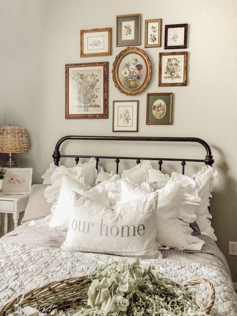 Cottage Bedroom Decor, Farmhouse Gallery Wall, Gallery Wall Bedroom, Vintage Bedroom Decor, Casa Country, Vintage Farmhouse Decor, Cottage Bedroom, Vintage Bedroom, Farmhouse Bedroom Decor