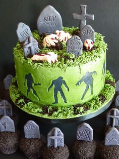 zombie cake - Google Search Zombie Birthday Cakes, Halloween Decorations Party Scary, Halloween Torte, Zombie Cake, Zombie Birthday Parties, Zombie Birthday, Zombie Disney, Spooky Halloween Party, Kids Treat