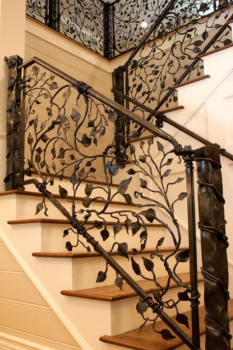 Gorgeous wrought iron vine and leaf railings, handmade at a small metal shop. Wrought Iron Banister, درج السلم, Wrought Iron Stair Railing, Iron Stair Railing, Wrought Iron Stairs, Blacksmith Projects, Metal Railings, Staircase Railings, Lan Can