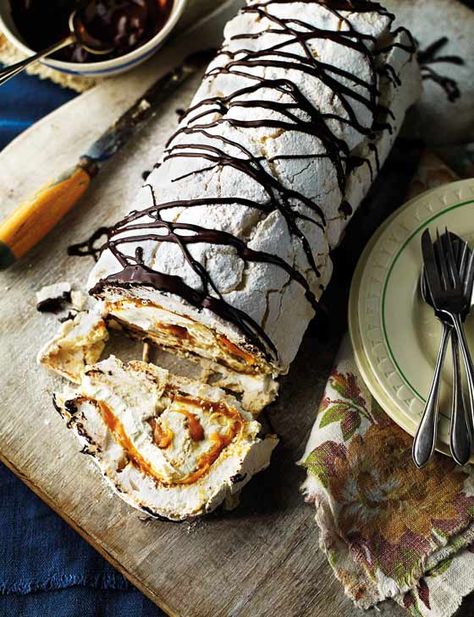 Banoffee meringue roulade - this guaranteed showstopper, this rich pudding is great when your cooking for a crowd Meringue Roulade, Roulade Recipe, Swiss Rolls, Cake Rolls, Banoffee Pie, Swiss Roll, A Piece Of Cake, Cupcake Cake, Piece Of Cake