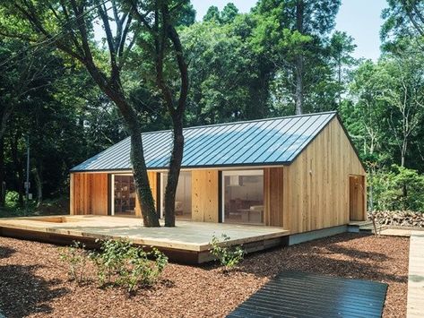 Muji Home, Wooden Terrace, Japanese Architect, Storey Homes, Timber House, Cabin In The Woods, Open Layout, Prefab Homes, Japanese House