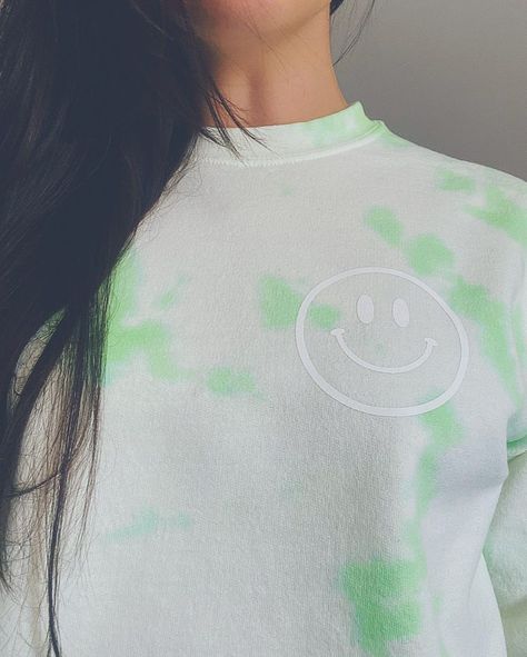 Manifesting Daydreams on Instagram: “cozy rainy day essentials💚 . . . #manifestingdaydreams #smileyface #longisland #longislandny #liny #shopsmall #shoplocal #sheshopslocal…” Cozy Rainy Day, Wavy Font, Tie Dye Crewneck, Preppy Sweatshirts, Green Tie Dye, How To Tie Dye, Dye Ideas, White Smile, Dye Sweatshirt