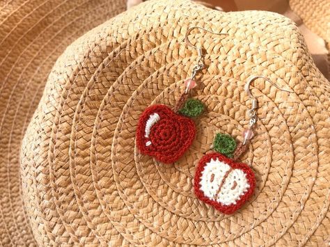 Apple Crochet, Fruit Crochet, Marque-pages Au Crochet, Crochet Fruit, Crochet Earrings Pattern, Earrings Summer, Crochet Bookmarks, Summer Earrings, Handmade Jewelry Tutorials