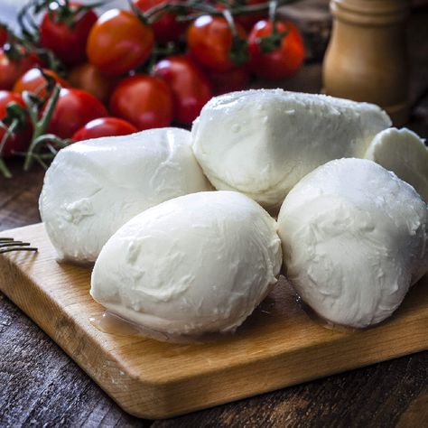 Homemade Fresh Mozzarella Cheese: Step by Step Mozzarella Cheese Recipe, How to Make Mozzarella Cheese at Home & Cheese Ingredients Healthiest Cheese, Make Mozzarella Cheese, Recipes With Mozzarella Cheese, Ensalada Caprese, Healthy Cheese, 100 Calorie, Cheese Tasting, Cheese Making, Types Of Cheese