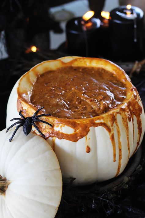 Halloween Potluck Ideas, Halloween Chili, Fun Halloween Recipes, Halloween Dip, Chili Cheese Dip, Halloween Potluck, Pasteles Halloween, Halloween Finger Foods, Rotel Dip