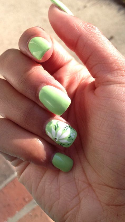 Spring Green Nail Designs, Green Spring Nails Acrylic, Green Easter Nails, Green Daisy Nails, Spring Green Nails, Green Spring Nails, Patrick Nails, Summer Nails Simple, Spring Pedicure