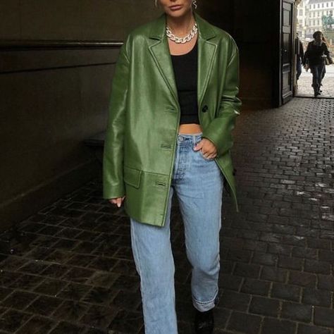 Spring Street Style - Trendy Green Leather Blazer and Light-Wash Denim How To Have Style, Green Leather Jacket, Mode Ulzzang, Skandinavian Fashion, Diy Vetement, Neue Outfits, Easy Style, Mode Inspo, Fashion Fits