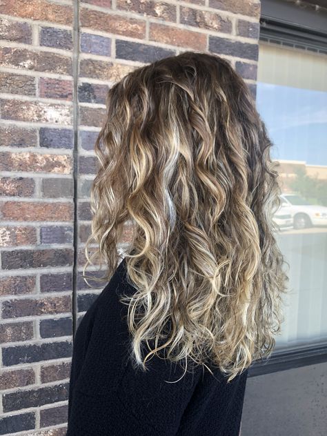 Ombre Hair Blonde Medium, Beleyage Hair, Spring Blonde, Brunette With Blonde Highlights, Types Of Hair Color, Bright Blonde Hair, Hair Foils, Platinum Blonde Highlights, Balayage Blond