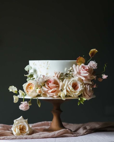 Sugar Flower Wedding Cake, Flower Wedding Cake, Wedding Cake Images, Single Tier Cake, Floral Wedding Cake, Luxury Wedding Cake, Wedding Cake Flavors, Cake Flowers, Wedding Cakes With Flowers