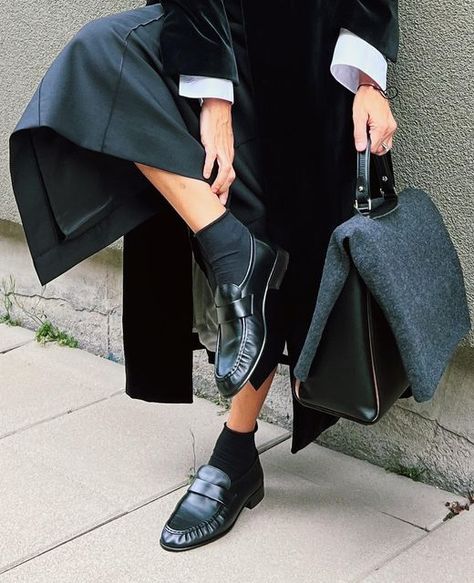 Neelam Ahooja on Instagram: "Fall staples Soft loafers, Batani coat, Armelle shirt, Bosco bag cover, classic belt, via Kevyn at The Row NYC Skirt, Esse via My Chameleon Bag, old Boss . . . . #bagcover #therow #therownyc #therowclothes #therowshoes #menoafers #velvetcoat #essestudios #esse #mychameleon #maxiskirt #widecollar #pointedcollar" Soft Loafers, Flat Shoes For Women, Knit Shirt Dress, Estilo Chic, Elegant Shoes, White Slip, Womens Blazers, Daily Dress, Winter Coats Women