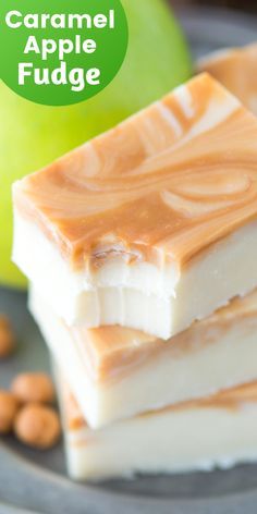 One of the best fall treats - homemade caramel apple fudge! This fudge reminds me of those green caramel apple suckers! Make easy fudge with marshmallows and white chocolate chip. Add in apple cider drink mix to get that caramel apple flavor! #fudge #caramelapplefudge #caramelapple #fudge Caramel Apple Fudge, Apple Fudge, Caramel Apple Suckers, Bolo Red Velvet Receita, Homemade Caramel Apple, Caramel Apples Homemade, Homemade Fudge Recipes, Bolo Red Velvet, How To Make Caramel