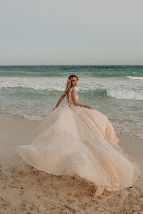 Maldives Wedding Dress, Beach Luxury Wedding, Resort Wedding Dress, Beach Bride Photoshoot, Tulum Inspired Photoshoot, Photoshoot Ideas Beach, Beach Wedding Styled Shoot, Wedding In Tulum Mexico, Beach Wedding Tulum