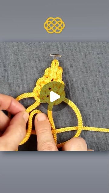 Macrame School on Instagram: "Easy Macramé Leaf Pattern 🌿
.
.
.
.
#macrameknots #basicknots #macrameleaf #easymacrame #macramebeginner #macrametutorial #macramepattern #macramepatterns #weaving #craftsman #craftlover #crafts #craftvideo #macramekeychain #macrameschool #fiberart #squareknot #makramee #makrama #makrame #macramelove #macramé #macramestyle #macramedesign #macramerope #ropeart #keychaincustom #macrameleaves" Macrame Leaf Pattern Tutorial, Macrame Leaf Tutorial, Macrame Flowers, Macrame School, Macrame Leaf, Square Knot, Macrame Patterns Tutorials, Macrame Knots, Macrame Tutorial