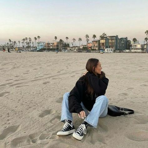 wren beaumont | a million kisses in your lifetime Los Angeles Aesthetic Outfit, Los Angeles Aesthetic, Chuck Taylor All Star Lift, Emma Rose, Style Hijab, Foto Poses, Trik Fotografi, Instagram Pose, Poses For Photos