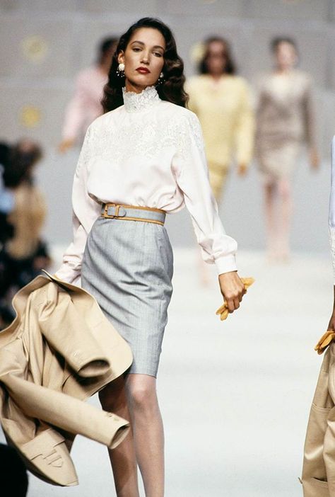 The best eighties fashion runway moments and trends from every high end fashion designer, including Chanel, Valentino, Christian Dior and more. #fashion #dress #militaryhippie #eveningdress Eighties Fashion, Runway Fashion Vintage, Runway Moments, Haute Couture Style, Detail Couture, 90s Runway Fashion, Fashion 80s, Outfit Vintage, Dior Haute Couture