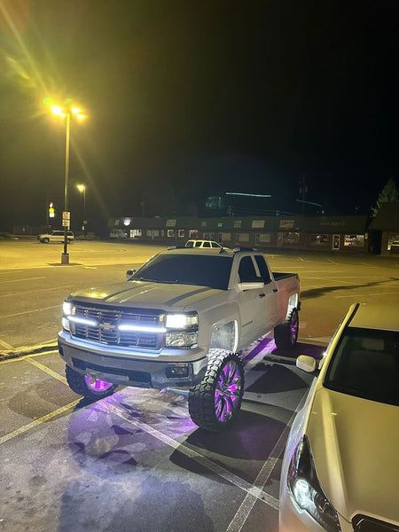 Black Chevy Silverado, Hispanic Aesthetic, Chevy 4x4, Chevy Trucks Silverado, Lowrider Trucks, Dropped Trucks, Future Trucks, White Truck, Lifted Chevy