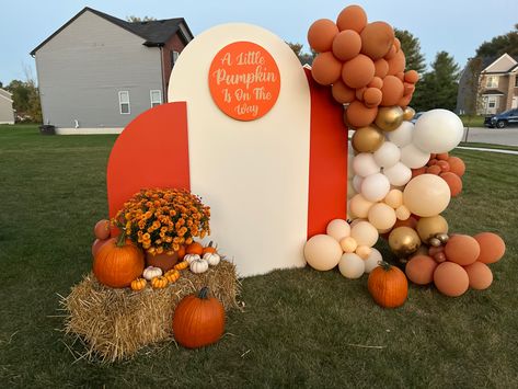 Balloon arch with fall colors. Babyshower photo backdrop with fall aesthetic, orange and cream with pumpkins and hay bale. Thanksgiving Arch Backdrop, Fall Arch Backdrop, Fall Birthday Party Backdrop Ideas, Trunk Or Treat Photo Backdrop, Fall Balloon Backdrop, Fall Festival Backdrop Ideas, Fall Fair Birthday Party, Fall Festival Backdrop, Pumpkin Party Backdrop