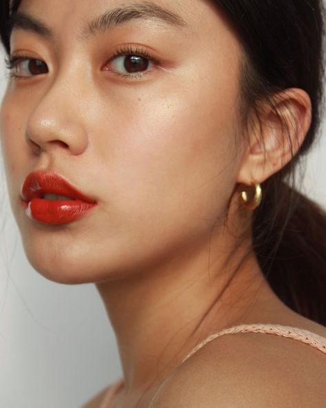 Haley Kim on Instagram: “Spring glow makeup using new #maclightfulc products!🍎💦⁣ ⁣ My new spring glow makeup video is up ! ⁣ I created glow and dewy skin look and…” Haley Kim, Kim Makeup, Glow Makeup, Makeup Video, Cute Makeup Looks, Glowing Makeup, Dewy Skin, Makeup Videos, Cute Makeup