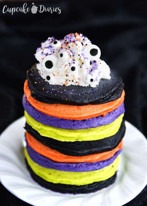 Halloween Pancakes, Scary Halloween Food, Creepy Halloween Food, Cupcake Diaries, Postres Halloween, Halloween Breakfast, Colorful Halloween, Fun Halloween Food, Brunch Buffet