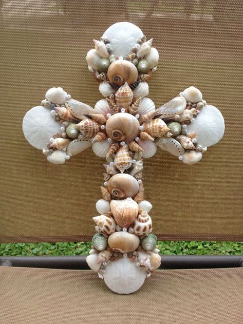 Seashell Cross Diy, Seashell Cross, Shell Cross, Sea Shells Diy, Beach Christmas Decorations, Shell Ideas, Oyster Shell Crafts, Seashell Projects, Art Coquillage