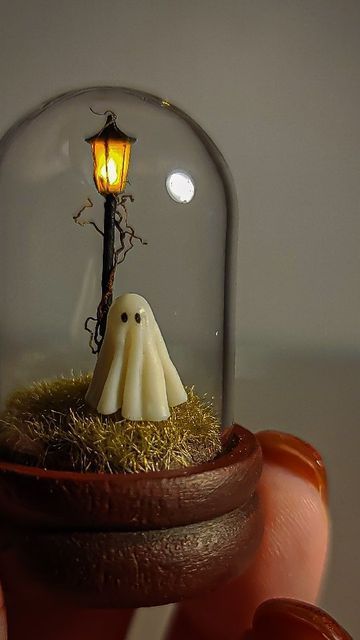 Cloche Decor Halloween, Diarama Ideas Halloween, Miniature Halloween Scenes, Halloween Diaroma, Ghost Diorama, Halloween Cloche Ideas, Halloween Miniatures Diy, Halloween Crafts For Adults Diy, Spooky Diorama