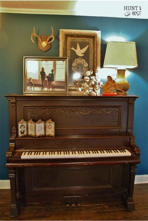 So this is how to decorate an old upright piano! Decorate A Piano, Upright Piano Living Room, Piano Vignette, Piano Entryway, Piano Centerpiece, Upright Piano Decor, Piano Corner, Clean Organization, Small Space Boho