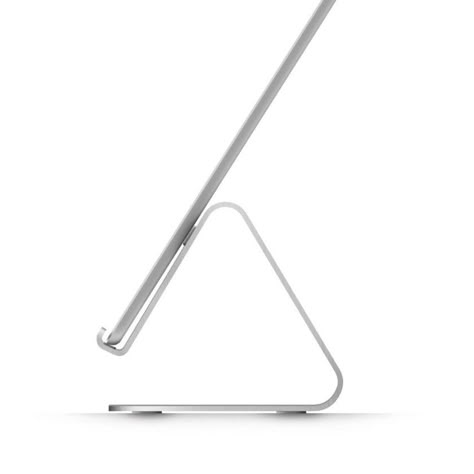 This stylish, minimalist desktop stands will fit both the 11-inch and 12.9-inch iPad Pro released in 2018. It’s made from semi-permanent aluminum, and will enable you to position the iPad at the most convenient angle. Ipad Pro Stand, 3d Printed Ipad Stand, Ipad Stand Design, Tablet Stand Design, Ipad Floor Stand, Ipad Pro 2018, Desktop Stand, New Ipad Pro, Wireless Keyboard