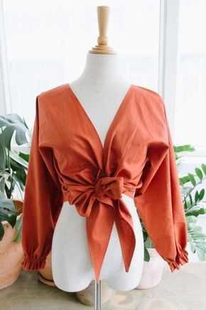 DIY: tied linen wrap top #sewing Wrap Top Diy, Linen Wrap Top, Stile Casual Chic, Diy Jeans, Diy Tie, Sewing Projects Clothes, Diy Vetement, Diy Skirt, Diy Fashion Clothing