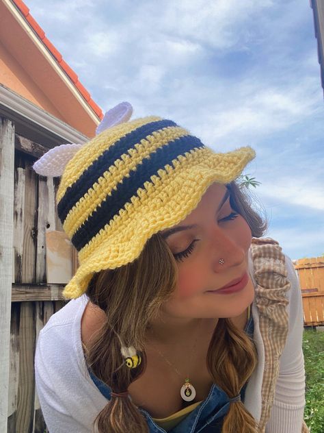 Buxket Hat Crochet, Bee Bucket Hat Crochet, Crochet Cute Bucket Hat, Bee Crochet Hat, Crochet Bucket Hat Designs, Crocheted Bucket Hat Pattern, Crochet Bunny Bucket Hat, Cute Bucket Hats Crochet, Crochet Bee Hat