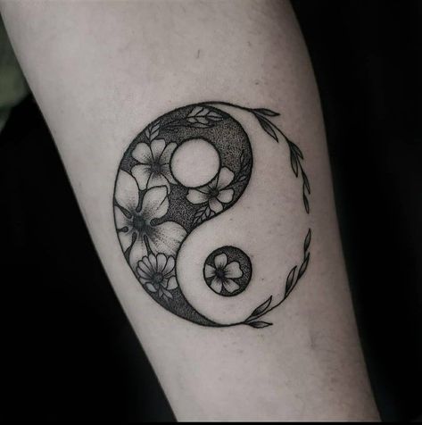 Cute Ying Yang Tattoo, Ying Yang Tattoo Unique, Flower Ying Yang Tattoo, Sun And Moon Ying Yang Tattoo, Sun And Moon Flower Tattoo, Ying Yang Tattoo For Women, Yin Yang Tattoo Unique, Unique Ying Yang Tattoo, Jing Y Jang