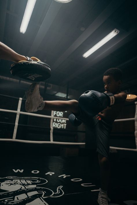 Le Muay Thai, est un style de boxe très complet du à son large panel de coups autorisés.
Les différentes techniques, enchaînements et possibilités que nous offre la pratique de la Boxe Thai, peut rendre son apprentissage laborieux.

Maîtriser vos Appuis ! Boxe Thai, Muay Thai, Wrestling, Concert