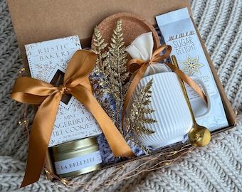 Joululahjat Diy, Happy Holiday Gifts, Coffee Gift Basket, Hygge Gifts, Holiday Gift Box, Personalised Gift Boxes, Christmas Baskets, Cadeau Diy, Gifts For Colleagues